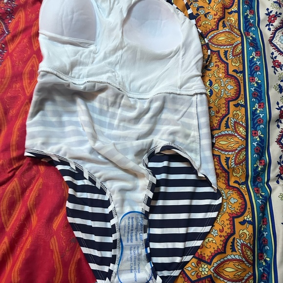 Tommy Bahama swimsuit size 6 - Picture 3 of 4